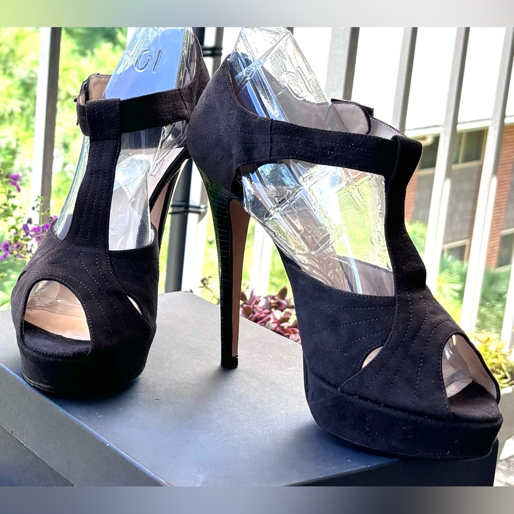 Ron Donovan Bespoke Suede T-Strap Peep Toe Stiletto
Size 10
Handmade in Italy
